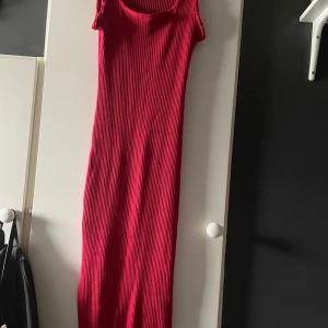Röd klänning, Lindex  - Klänning från Lindex men köptes second hand. Har bara provat klänningen, fick sy till kragen samt ärmarna på klänningen då den var sönder där när den köptes (bild 4 samt 5). Har en slits på höger sida av klänningen. Finns på flera sidor. 