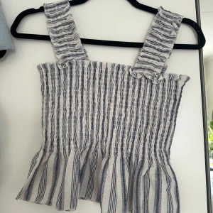 Linne  - Blårandigt gulligt smockat linne som ej kommer till använing 