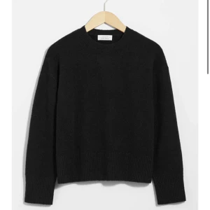 Stickad tröja - Svart stickad tröja från & other stories som tyvärr ej kommer till användning 