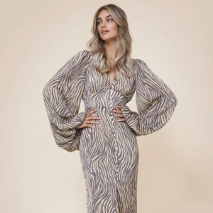 Adoore klänning zebra  - Säljer denna klänningen pågrund av att den var för liten för mig. Endast provad en gång & prislapp sitter kvar. 🫶🏻 Pris går att diskutera  