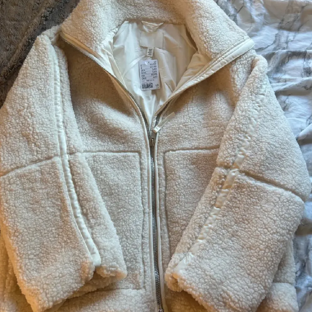 Säljer den populära Teddy Bear jackan från H&M. Den är helt oanvänd och prislapp sitter kvar! Stl XS men passar också S då den är i oversized fit! Högt pris pga den stora efterfrågan.  (Lägger ut igen, då förra köparen ångra sig). Jackor.