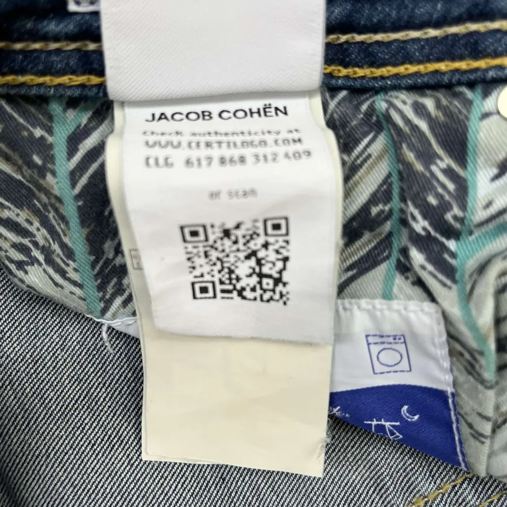 Säljer dessa snygga jacob cohën jeans i väldigt fint skick och väldigt snygg färg. Dem är i den populäraste slim modellen som heter Bard, och är i storlek 30. Passar mellan de som är 175-185 cm lång. Hör av vid fler frågor, priset kan diskuteras.. Farkut & Housut.