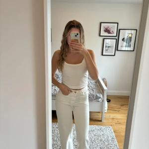 Vita jeans - Aldrig använda så i väldigt fint skick. Säljer dem då de inte kommer till användning