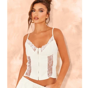 Vit korsett - Säljer denna vita korsett ifrån prettylittlething i storlek M som inte passade när ja fick hem den. Lapp kvar