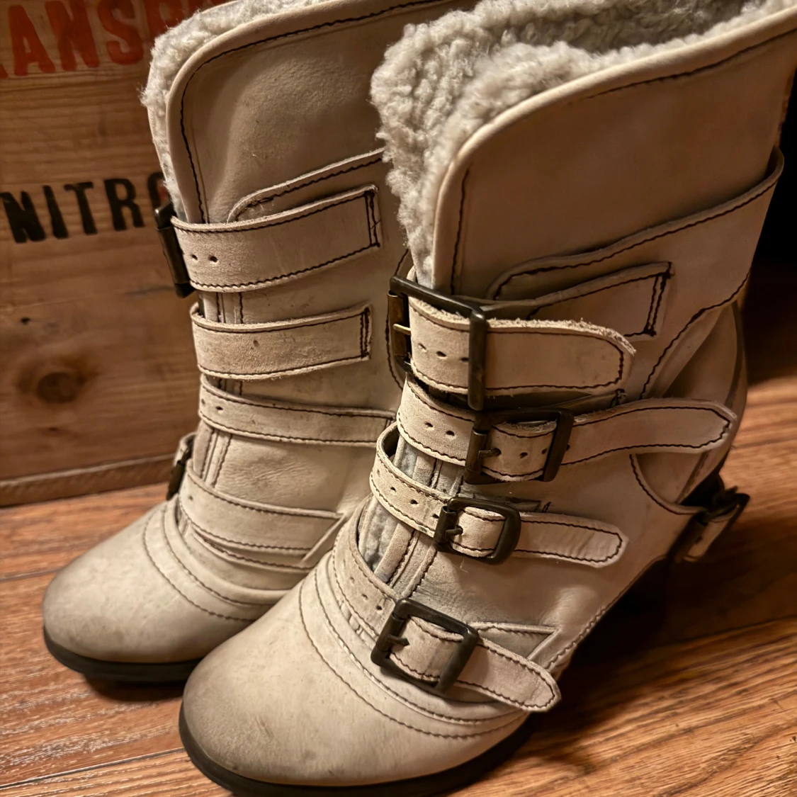 Beige boots med pälsfoder och spännen