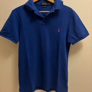 Polo ralph lauren pike - As nice polo ralph lauren pike som knappt används längre! Riktigt fin färg! M slim fit men kan nog passa S också. 
