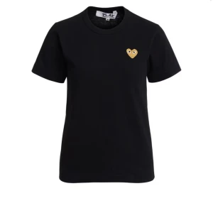 Comme des Garçons play - tshirt - Säljer denna fina, äkta T-shirt från Comme des Garçons. Jag har för längesedan klippt bort lapparna. Är i fint skick men lite urtvättad.  Storlek S 💛