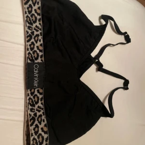 Calvin klein bh/top - Väldigt bra skick och skulle säga den passar M-L