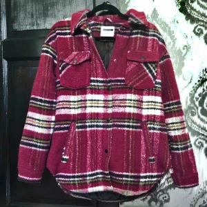 Ritig jacka i filtigt material - Fin rutig jacka från noisy may. Den är i väldigt bra skick men kommer inte till användning längre. Den passar bra till våren, kalla sommarkvällar, hösten och vintern att ha med en tjockare tröja under. 