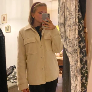 Skjortjacka - Säljer denna jacka som är köpt från Gina, kommer aldrig till användning. Lite nopprig därav priset😇