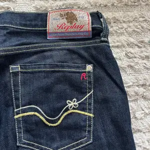 Så snygga lågmidjade vintage replay jeans som tyvärr inte passar längre. Jättefin mörkblå tvätt perfekta till vintern. Storlek W28 L34. Ingen stretch💞