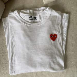 Comme des Garcons PLAY långärmad t-shirt Storlek M Köpt från FARFETCH (kvitto finns) Nyskick, använd 1 gång