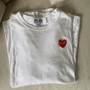 Comme des Garcons tröja - Comme des Garcons PLAY långärmad t-shirt Storlek M Köpt från FARFETCH (kvitto finns) Nyskick, använd 1 gång