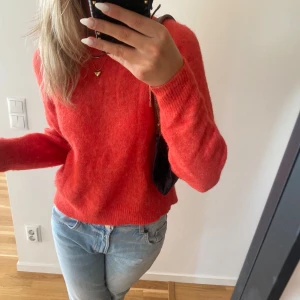 Stickad tröja  - Säljer min jättesnygga Carin Wester stickade tröja som tyvärr inte längre kommer till användning❤️