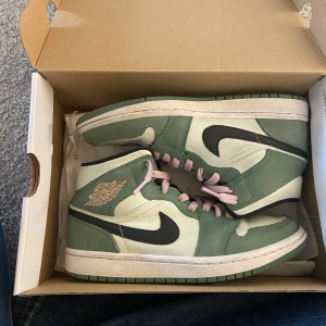 Jordan 1 dutch green - Hej jag säljer nu mina jordans 1 i dutch green,De är Limited edition och kostar runt 4-7k vanligast men säljer för de inte kommer till användning. har andvänder ca 5 gånger, tveka inte att höra av dig för intresse, frågor eller mer information! 💗 
