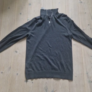 Jack and jones half zip - Jag säljer min jack and jones half zip, den är använd några få gånger men i perfekt skick.