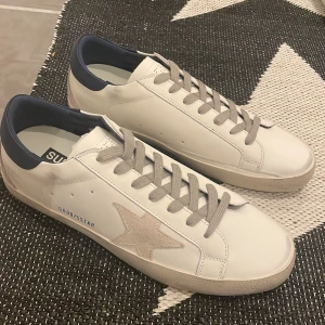 Golden goose - Hej, säljer nu dessa Golden goose med blå häl som aldrig är använda. Vill bli av med dom så snabbt som möjligt så kom med bud!