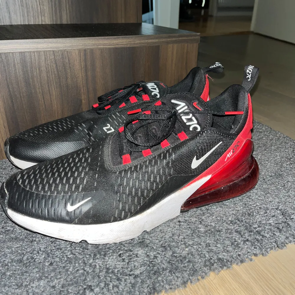 Ett par riktigt snygga Nike Air Max 270 i väldigt fint skick. Skorna är väldigt sparsamt använda. Nypris kring 1600kr Endast skorna medföljer. Skor.