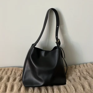 Svart fin väska  - En svart fin skolväska som passar bra till vardags 🩷använt några gånger men i superfint skick ☺️axelbandet går att justera till den längd man önskar! 