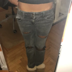 Low rise ripped jeans - Har haft i en månad, inte använda kilppta själv!
