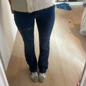 Levis jeans  - Så så snygga jeans från Levis med hål i!! Finns en defekt som syns på sista bilden men inget man märker💖💖💖