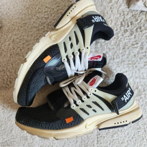 Off White Presto - eu 45 - [Inte autentiska] Bästa batchen på marknaden, alla tillbehör medföljer, har dock inte kvar kartongen. Sparsamt använda. Skickar gärna fler bilder om så önskas! 