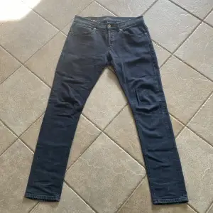 Gråa Dondup Jeans i modellen George i storlek 32. Har använt dom max 10 gånger så dom är i nyskick. Nypris 4000 kr säljer för endast 899 kr men jag kan gå ner 100 kr ytterligare vid snabbt köp!!! 💯💯