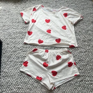 Hjärt silkes pyjamas - väldigt bra skick, ej använd