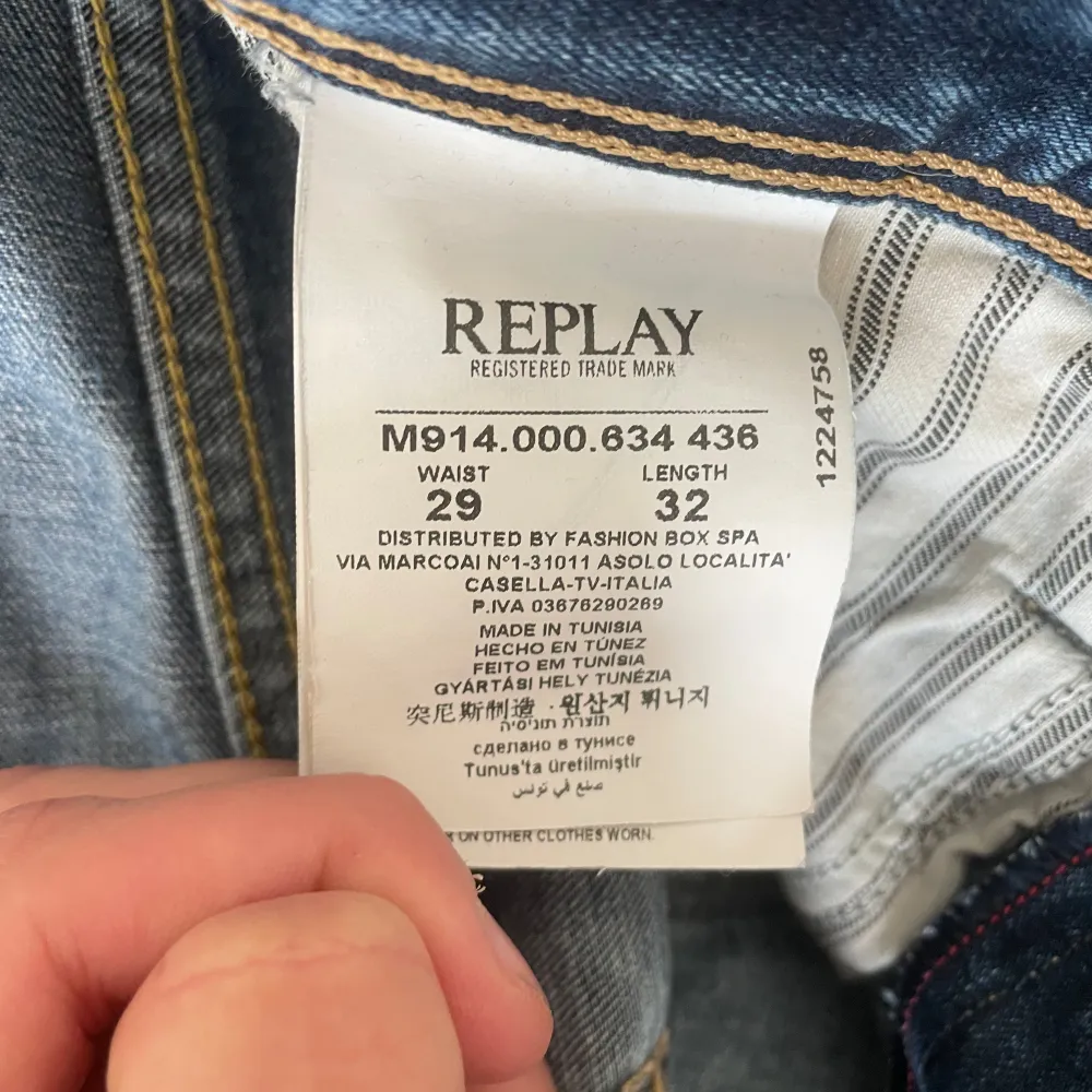 Säljer dessa feta Replay jeans med sjysst slitning! Nypris 1800 mitt pris 650. Tveka inte att höra av er vid minsta fråga!👊. Jeans & Byxor.