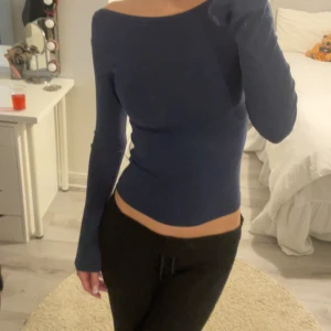 Tröja - Marinblå tröja från Gina Tricot💙