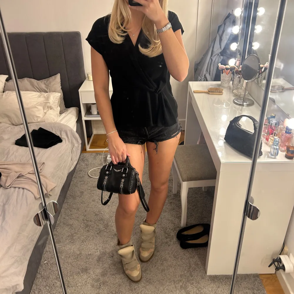 Säljer ett par svarta jeansshorts från Zara. De är i en snygg, tvättad svart färg och har en rå kant nertill för en cool look. Perfekta för sommaren och kan stylas både upp och ner beroende på tillfälle. 🎀. Shorts.