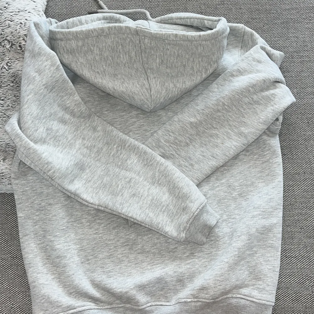 Säljer en väldigt bekväm hoodie från ICANIWILL. Perfekt för både träning och dagar hemma. Materialet är mjukt och skönt. Storlek s men passar dig som är 185+. Tröjor & Koftor.