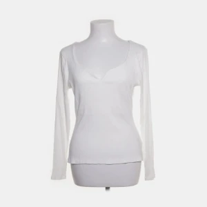 Fin vit tröja - En superfin vit långärmad tröja med en smickrande form. Storlek M.