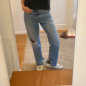 Jeans - Supersnygga raka jeans med hål!