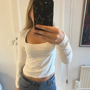 Vit långärmad tröja  - Aldrig använd så mycket bra skick, en jätte fin enkel tröja 