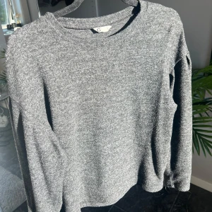 Grå tröja - Grå mysig tunn tröja. Perfekt nu till höst!