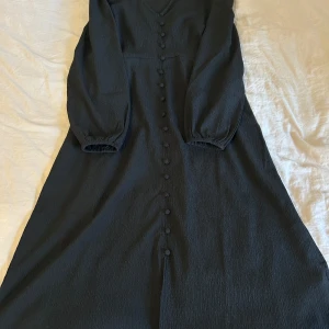 Elegant klänning  - En väldigt fin unik elegant svart klänning som passar fint till hösten! 