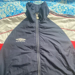 Umbro wind jacka - Umbro vind Jack perfekt för hösten, bra kondition (8/10)  Storlek M