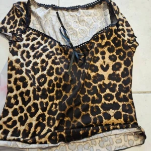 Leopard tröja  - Leopard tröja,mycket bra skick 