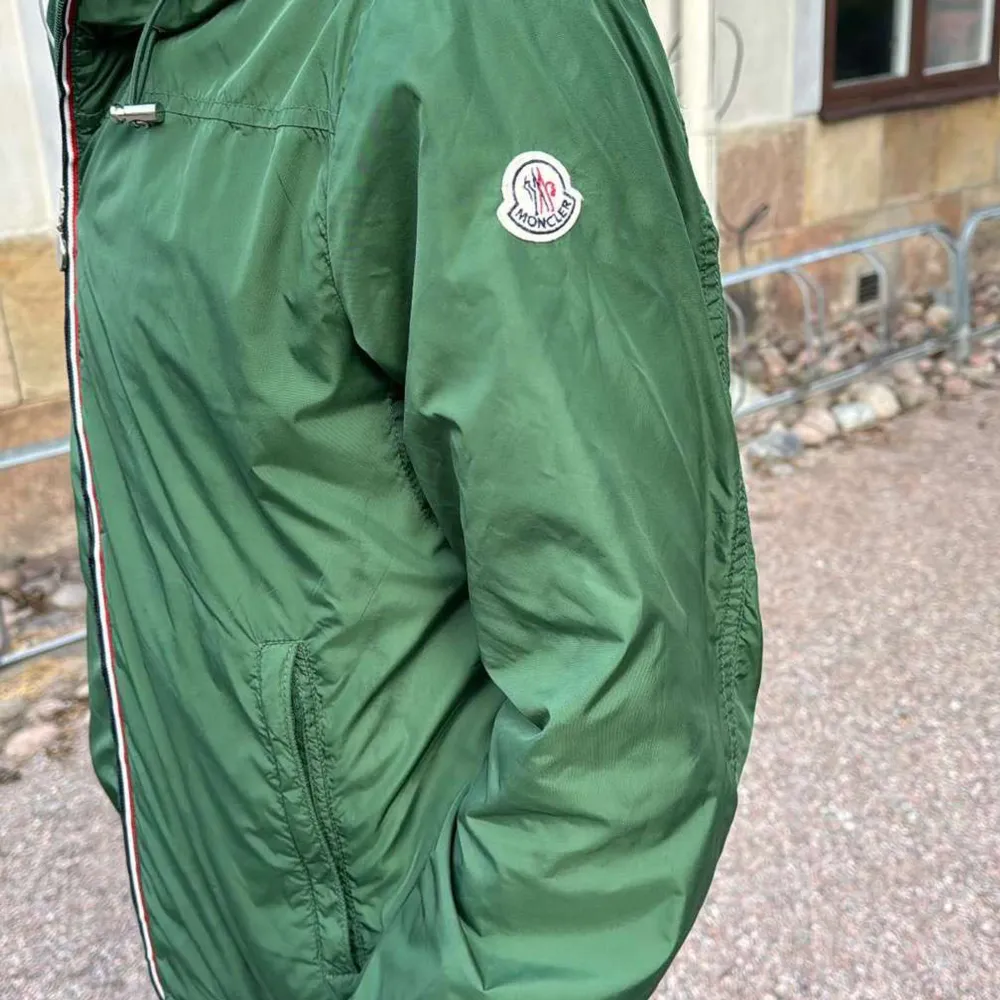 Säljer nu den här feta monclear windbreaker i storlek 2 för 2599! Nypris 7000 kr. Äkta såklart, går att legit checka på monclear hemsida. Jackan e i utmärkt skick och har knappt använda då storleken e för liten på mig. Tveka inte att ställa frågor🙌. Jackor.