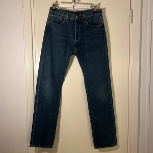 Levi’s 501 - Ett par klassiska 501’s i färgen indigo/mörk blå. I nyskick då de anldrig använts(bara testats).  W: 31     L:32 Säljer för att de aldrig kommit till använding och för att jag vuxit ur dem.  Ställ gärna frågor vid minsta fundering!  Nypris: ca 1100kr