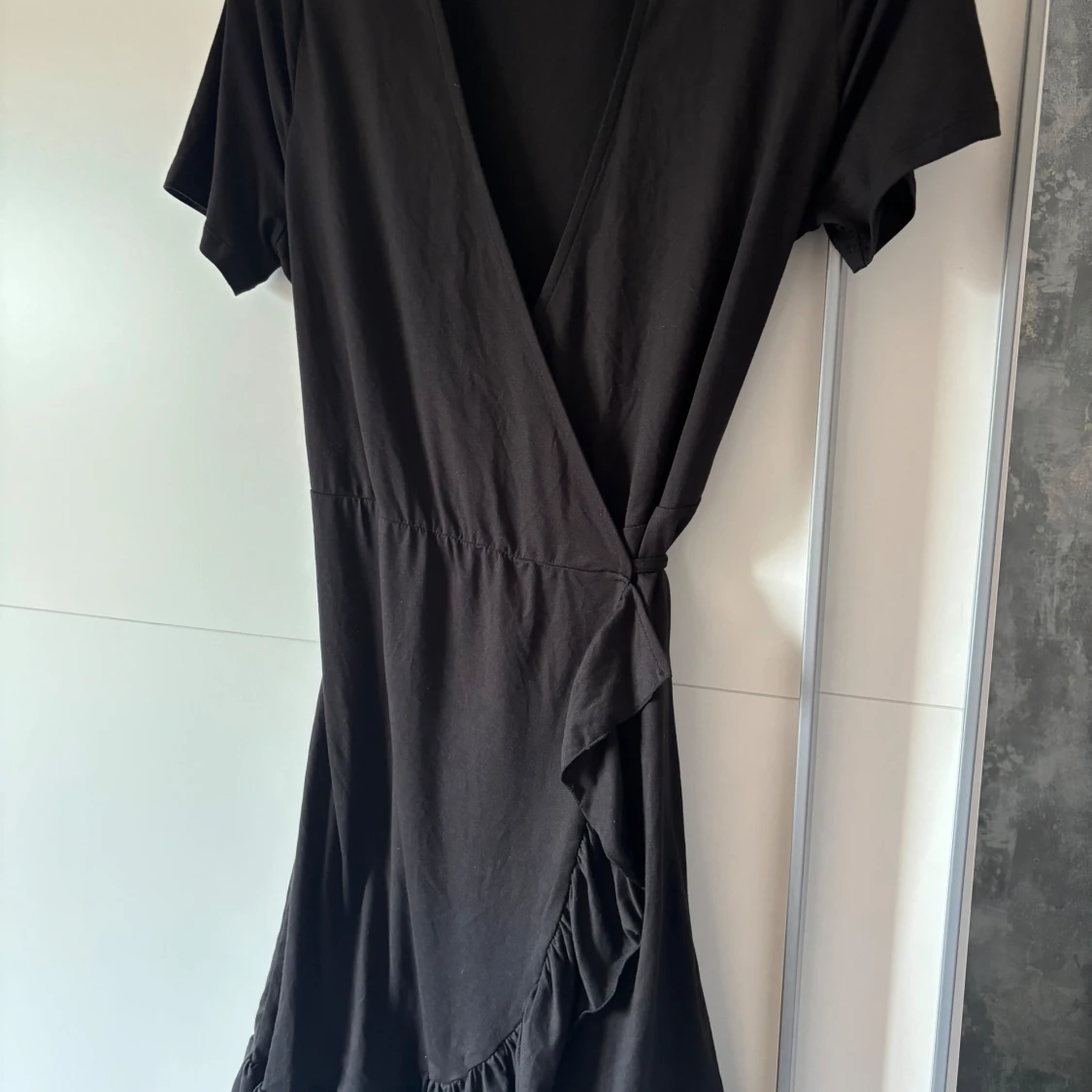 Svart omolott klänning