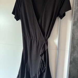 Svart omolott klänning - Jätte fin klänning, knappt andvänt 2 gånfer då den är lite kort för min smak