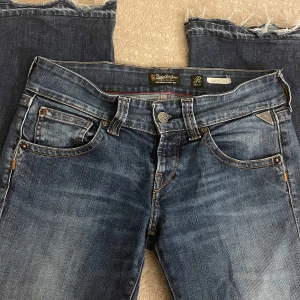 lowwaist jeans - w29, L32  innerbenslängd 72cm. 