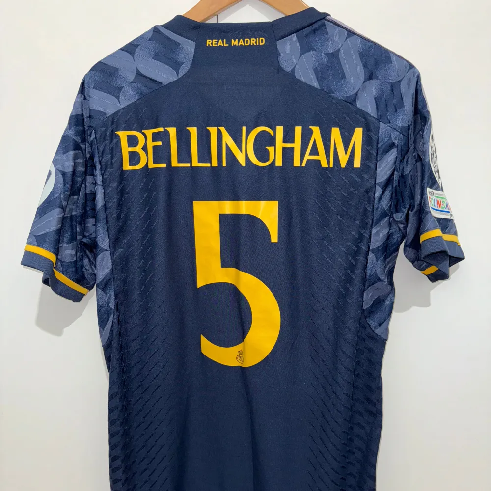 Säljer en Real Madrid fotbollströja i mycket bra skick. Passformen är L/XL.. T-paidat.