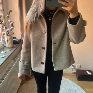 Beige/brun kappa - Jättefin brun/beige kappa från Kappahl! Helt slutsåld och i superbra skick! Inte nopprig och inga skavanker❤️ vill få den såld så snabbt som möjligt!