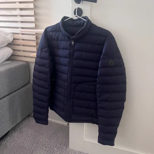 Moncler Acorus - Moncler Acorus Black Label, Cond 7,5/10, Retail 11500kr, Tveka inte på att skicka ett dm vid några frågor🤝