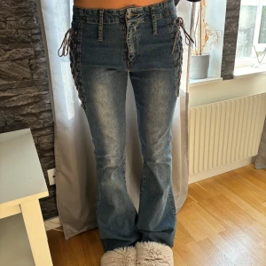 Lågmidjade jeans  - Snygga bootcut jeans, innerbenslängd 82, midjemått 78!❤️