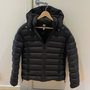 Helt ny Colmar vinter jacka! (Pris går att diskutera ) - Riktigt fet Colmar jacka i nyskick! / Typ oanvänd då den knappt kom till användning! / perfekt till Kallare dagar / Köpt på Miinto / Nypris: 6000kr