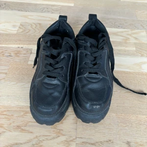 Chunky sneakers - Chunky svarta sneakers, använda i gott skick😇 Storlek 36🌟